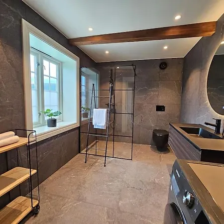 Stort Hus Med 2 Til Leie Pa Lundamo, Perfekt For Storre Grupper! Βίλα