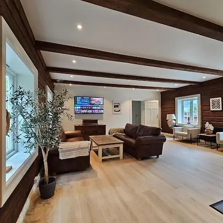 Stort Hus Med 2 Til Leie Pa Lundamo, Perfekt For Storre Grupper!